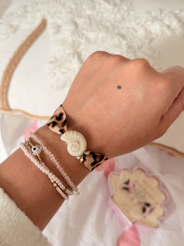 Bracelet nautilus beige dans son écrin coquillage