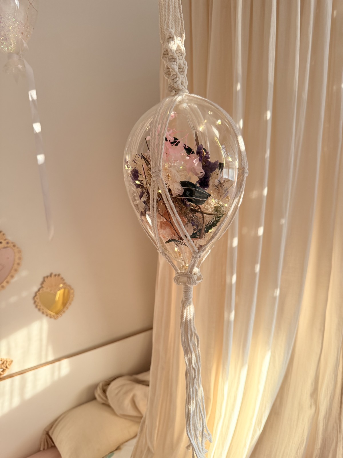 Grand Ballon fleurs séchées & feuilles d'or Macramé numéro 10