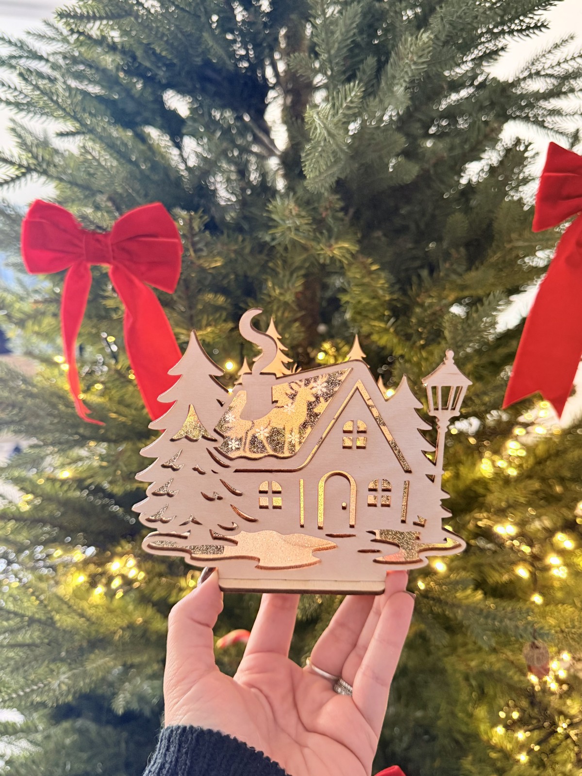 Bougeoir magique de Noël maison dans la forêt