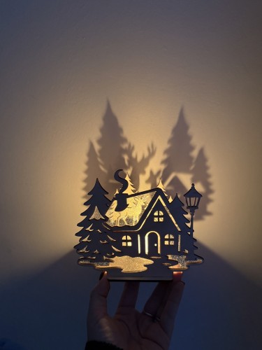 Bougeoir magique de Noël maison dans la forêt