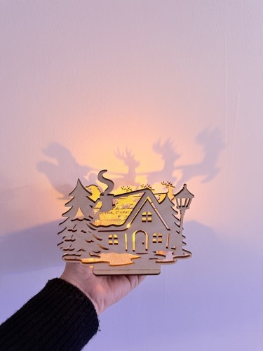 Bougeoir magique de Noël maison dans la forêt