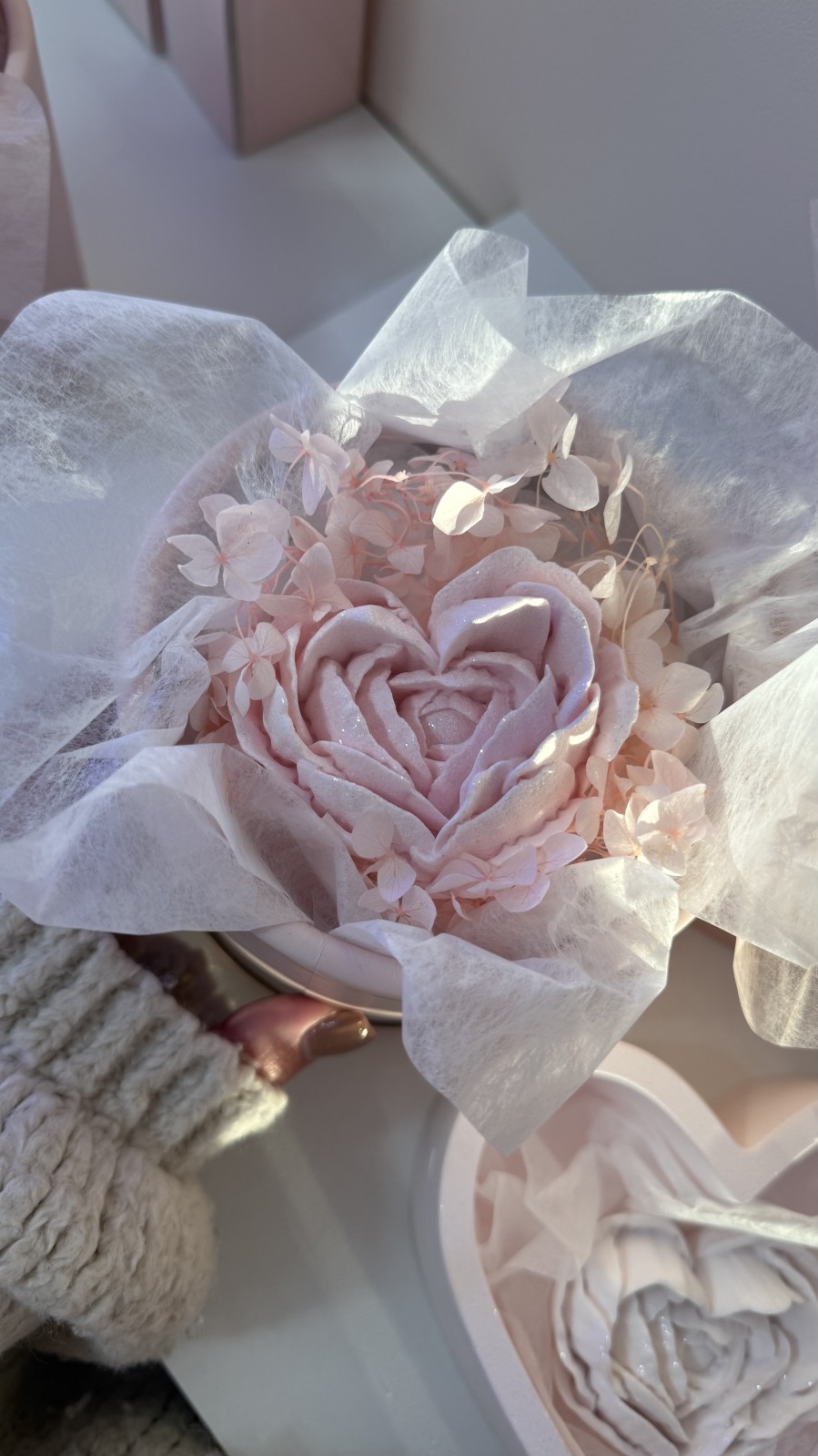 Pivoine coeur rose paillettée dans sa boite à parfumer