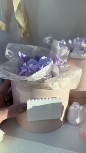 Pivoine coeur mauve dans boite paillettée à parfumer