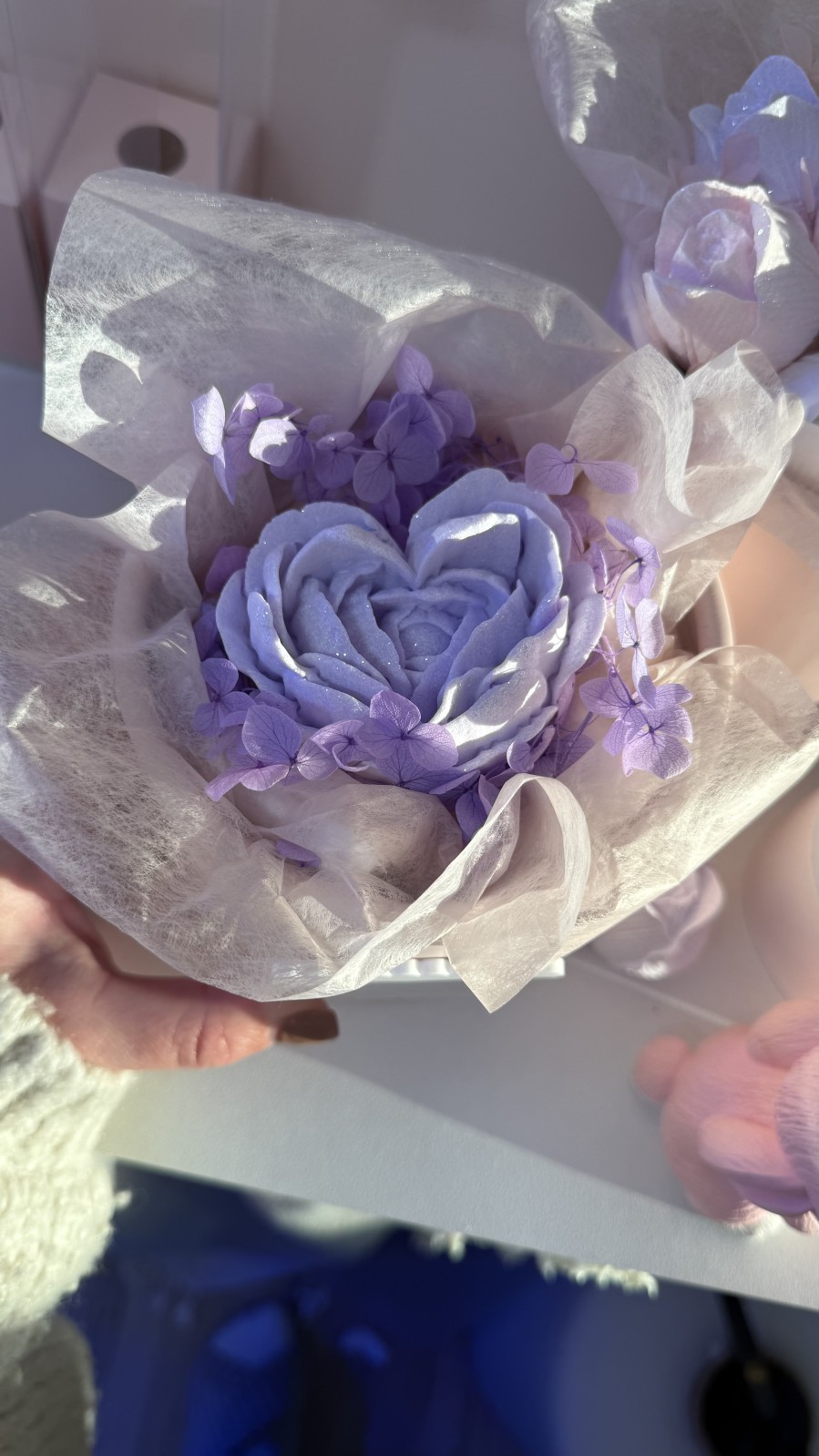 Pivoine coeur mauve dans boite paillettée à parfumer