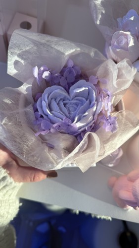 Pivoine coeur mauve dans boite paillettée à parfumer